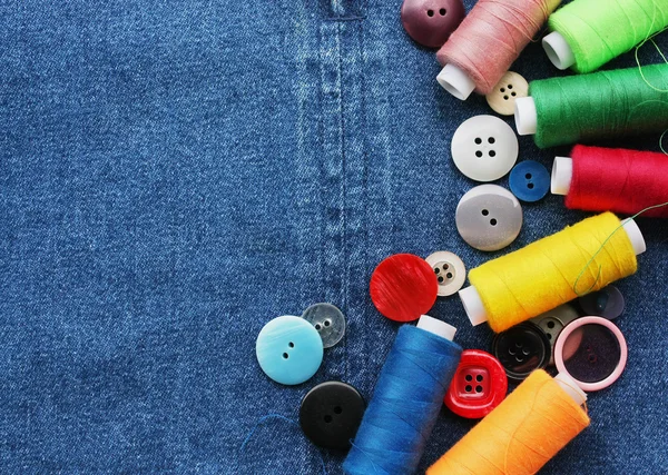 Kleur threads met knoppen — Stockfoto