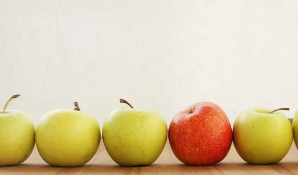 Rött äpple — Stockfoto