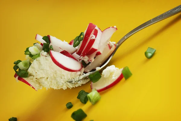 Delicious spring salad — Stock Photo, Image