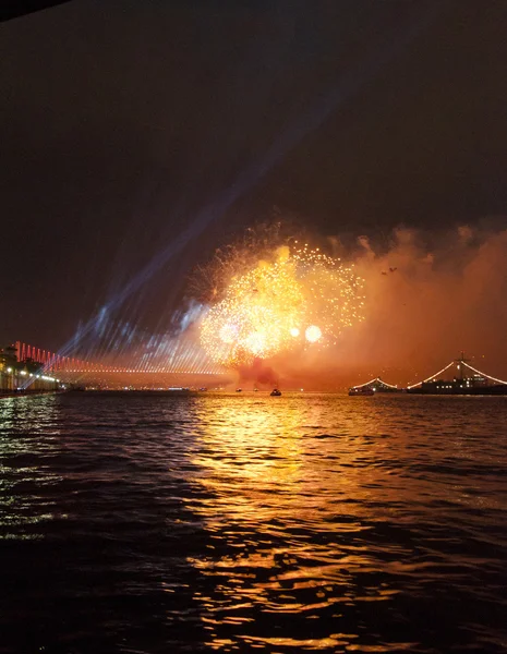 Vuurwerk over de bosporus — Stockfoto