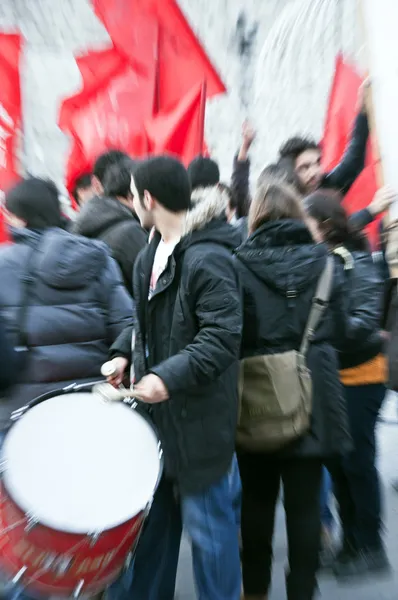 Des jeunes étudiants protestent contre le système éducatif turc avec des slogans et des banderoles — Photo