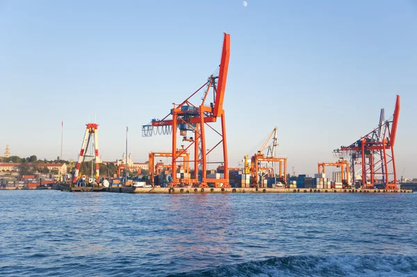 Fartyget att stötta gantry kran i hamnen i istanbul, Turkiet — Stockfoto