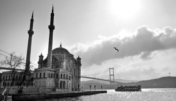 Ortakoy Mosque and the Bosphorus Bridge, Istanbul, Turkey — Stock Photo, Image