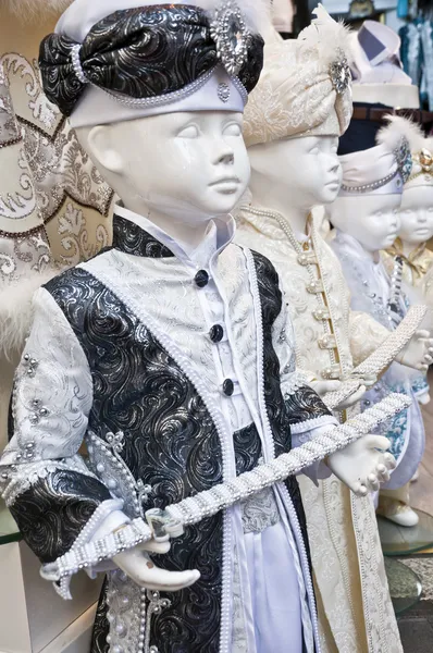 Vestidos tradicionales de ceremonia de circuncisión turca para niños varones — Foto de Stock