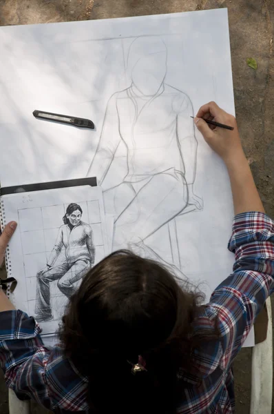 Mahasiswa seni menggambar angka dan pandangan di luar ruangan, di Setbasi, Bursa Turki — Stok Foto