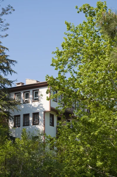 Casas de madeira otomanas tradicionais em Bursa, Turquia — Fotografia de Stock