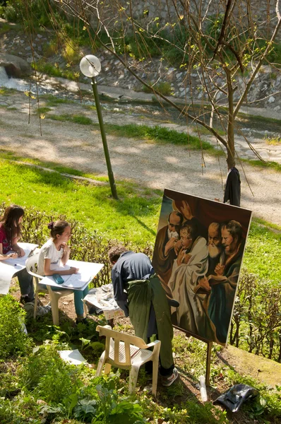 Studenti umění, kreslení obrázků a názory venku, v setbasi, bursa Turecko — Stock fotografie