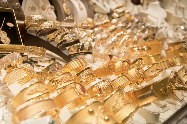 Acessórios dourados na vitrine de uma joalharia Fotografia De Stock