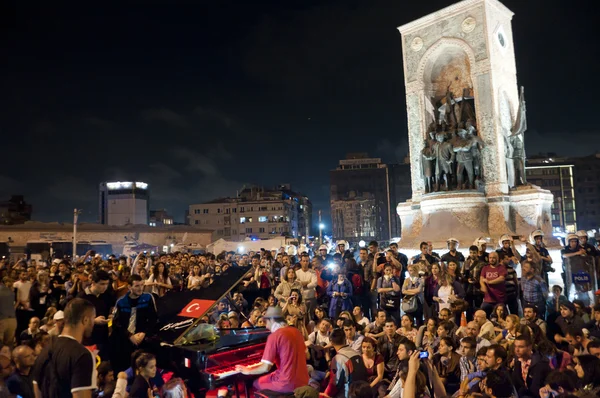 Piano Konsert av Davide Martello (Klavierkunst) i mitten av torget Taksim under revolten Gezi Park — Stockfoto