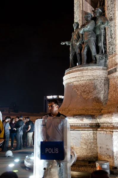 Concerto per pianoforte di Davide Martello (Klavierkunst) in piazza Taksim durante le proteste del Parco Gezi — Foto Stock