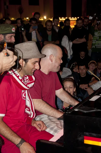 Klavírní koncert Davide Martello (Klavierkunst) uprostřed náměstí Taksim během protestů v Gezi Park — Stock fotografie