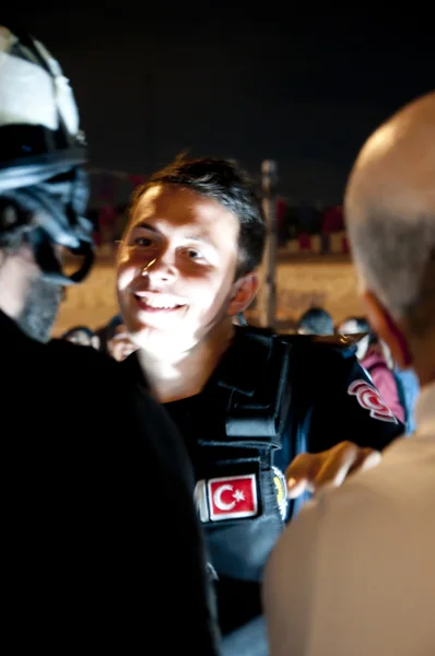 Klavierkonzert von davide martello (klavierkunst) mitten auf dem Taksim-Platz während der Gezi-Park-Proteste — Stockfoto