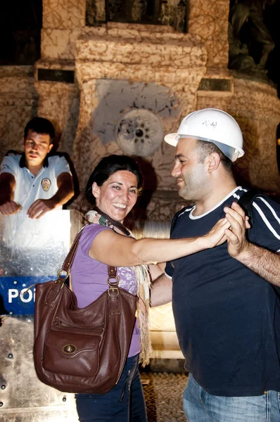 Piano Konsert av Davide Martello (Klavierkunst) i mitten av torget Taksim under revolten Gezi Park — Stockfoto