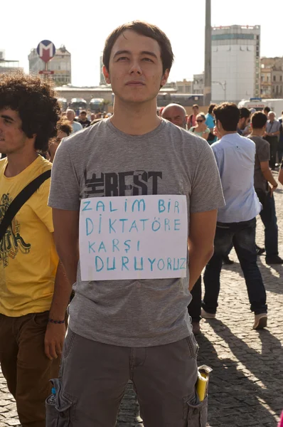 Stehender Mann protestiert in Istanbul — Stockfoto