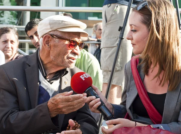 Stojící muž protestu v Istanbulu — Stock fotografie