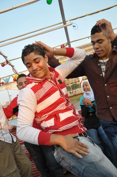 Jonge mannen dansen op de boot — Stockfoto