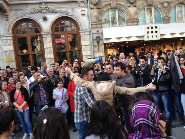 Divertida propuesta afuera en Istiklal Road — Foto de Stock