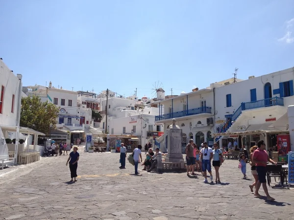 Straat en huizen van mykonos eiland — Stockfoto