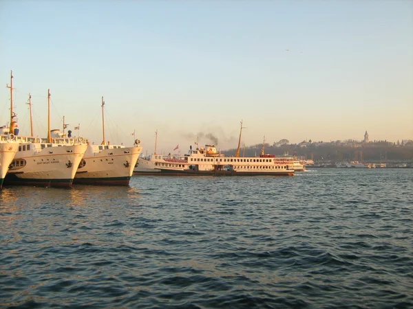 Schepen op Bosporus straat — Stockfoto