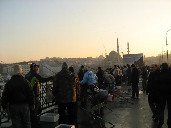 Hombres pescando desde el puente de Galata — Foto de Stock