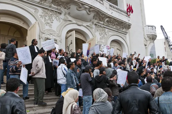 Tunisiano protestando na Rua Bouguiba, Tunis - TUNÍSIA — Fotografia de Stock