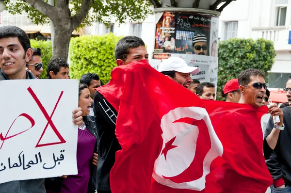 Tunisian people protesting at the Bouguiba Street, Tunis - TUNISIA — Stock Photo, Image