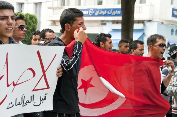 Tunisian people protesting at the Bouguiba Street, Tunis - TUNISIA — Stock Photo, Image