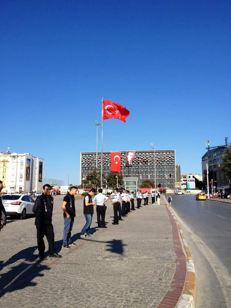 Garde de la police turque sur la place Taksim et interdiction de l'espace public . — Photo