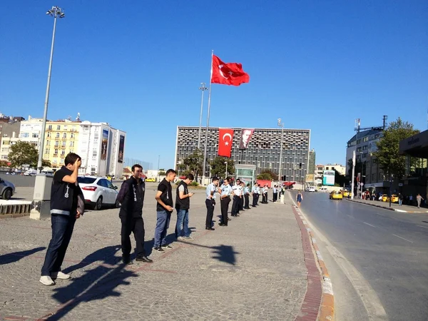 Polisi Turki menjaga di Lapangan Taksim dan melarang area publik dari publik . — Stok Foto