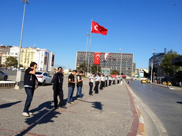 Turecka policja pilnuje na placu taksim i zakaz publicznych obszaru od społeczeństwa. — Zdjęcie stockowe