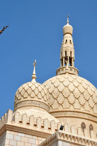 Una moschea tradizionale in stile arabo situata a Jumeira, Dubai, Emirati Arabi Uniti — Foto Stock