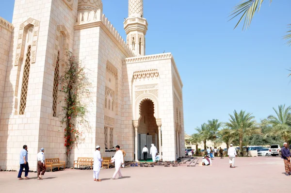 Мечеть в традиционном арабском стиле расположена в Джумейре, Дубай, ОАЭ — стоковое фото