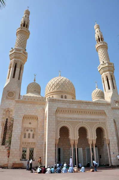 Uma mesquita de estilo árabe tradicional localizada em Jumeira, Dubai, Emirados Árabes Unidos — Fotografia de Stock