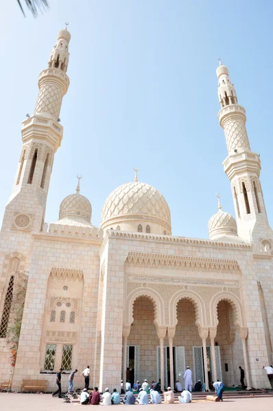 Uma mesquita de estilo árabe tradicional localizada em Jumeira, Dubai, Emirados Árabes Unidos — Fotografia de Stock