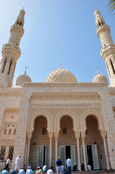 Uma mesquita de estilo árabe tradicional localizada em Jumeira, Dubai, Emirados Árabes Unidos — Fotografia de Stock