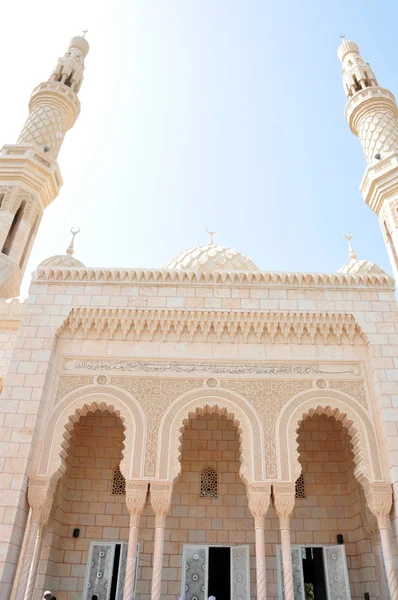 Une mosquée de style arabe traditionnelle située à Jumeira, Dubaï, Émirats arabes unis — Photo