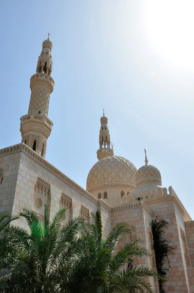 Mezquita tradicional árabe situada en Jumeira, Dubai, Emiratos Árabes Unidos — Foto de Stock