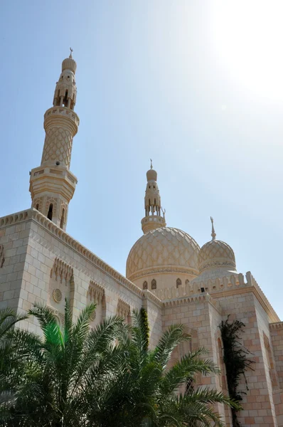 Uma mesquita de estilo árabe tradicional localizada em Jumeira, Dubai, Emirados Árabes Unidos — Fotografia de Stock