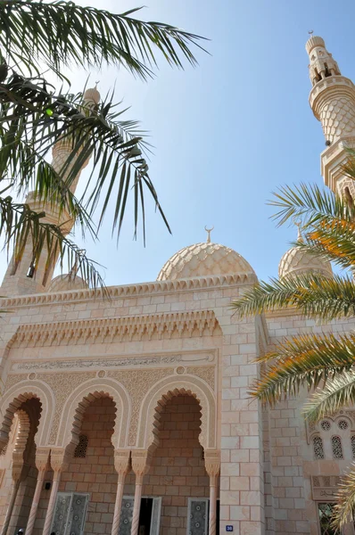 Een moskee van de traditionele Arabische stijl gelegen in jumeira, dubai, Verenigde Arabische Emiraten — Stockfoto