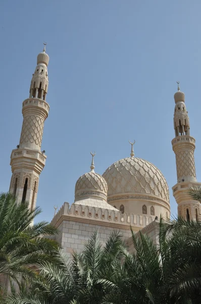 Uma mesquita de estilo árabe tradicional localizada em Jumeira, Dubai, Emirados Árabes Unidos — Fotografia de Stock