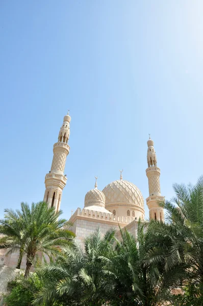 Geleneksel Arap tarzı cami bulunan jumeira, dubai, Birleşik Arap Emirlikleri — Stok fotoğraf