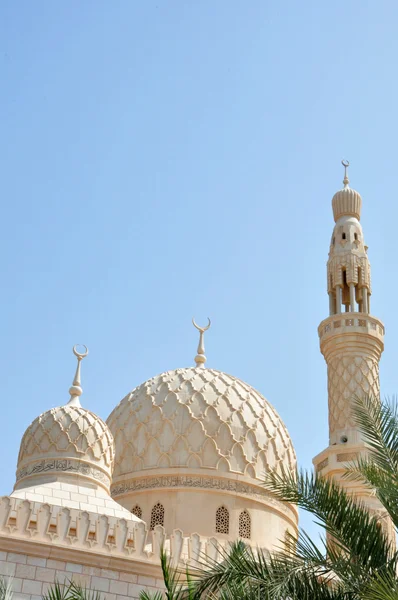 Uma mesquita de estilo árabe tradicional localizada em Jumeira, Dubai, Emirados Árabes Unidos — Fotografia de Stock