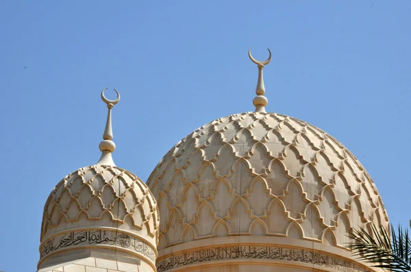Мечеть в традиционном арабском стиле расположена в Джумейре, Дубай, ОАЭ — стоковое фото