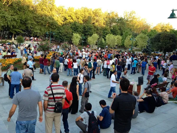 Gezi park protesten opnieuw gestart nadat een jong koppel die elkaar op de gezi park protesten ontmoetten wilde maken hun bruiloft partij op het park. de politie tussenbeide kwam het huwelijk met een enorm aantal — Stockfoto
