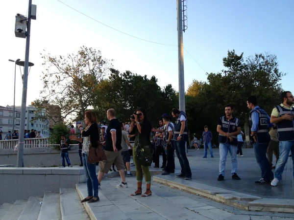 Las protestas del Parque Gezi se reiniciaron después de que una joven pareja que se reunió en las protestas del Parque Gezi quisiera hacer su fiesta de bodas en el parque. Las fuerzas policiales intervinieron en la boda con un enorme número de —  Fotos de Stock