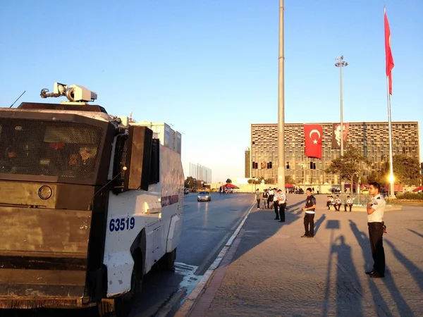 Gezi Parkı protestolar tanıştığı genç bir çift Park'ta parti kendi düğün yapmak istedim sonra gezi Parkı protestolar yeniden. Polis Kuvvetleri muazzam sayıda düğün müdahale etti. — Stok fotoğraf