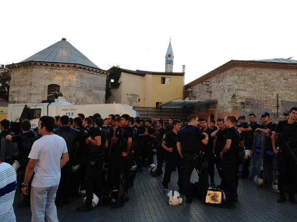 Gezi Park protests restarted after a young couple who met at the Gezi Park protests wanted to make their wedding party at the park. The police forces intervened the wedding with a tremendous number of — Stock Photo, Image