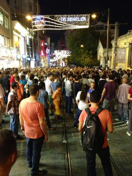 Las protestas del Parque Gezi se reiniciaron después de que una joven pareja que se reunió en las protestas del Parque Gezi quisiera hacer su fiesta de bodas en el parque. Las fuerzas policiales intervinieron en la boda con un enorme número de — Foto de Stock