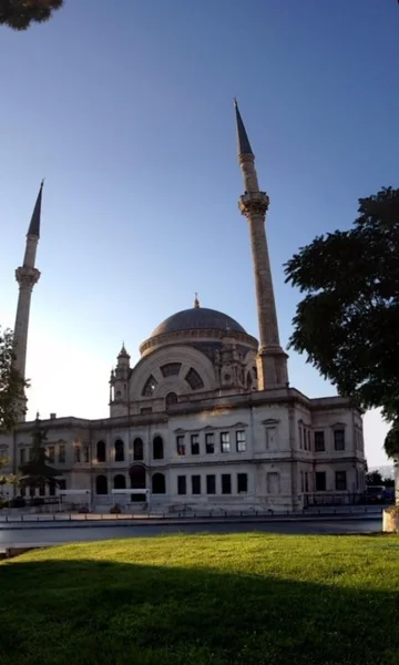 Istanbul byudsigt - Cihangir, Dolmabahce, Findikli - Stock-foto