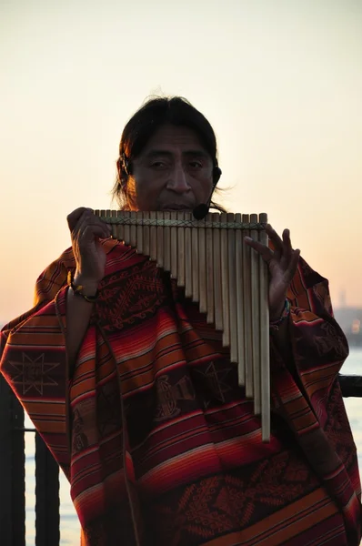 American-Indian street musicians making local music in Kadikoy, Istanbul in the evening — Stock Photo, Image